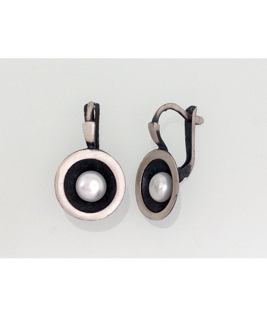 Silver earrings with 'english' lock, Silver 925°, oxide (Plating), Fresh-water Pearl